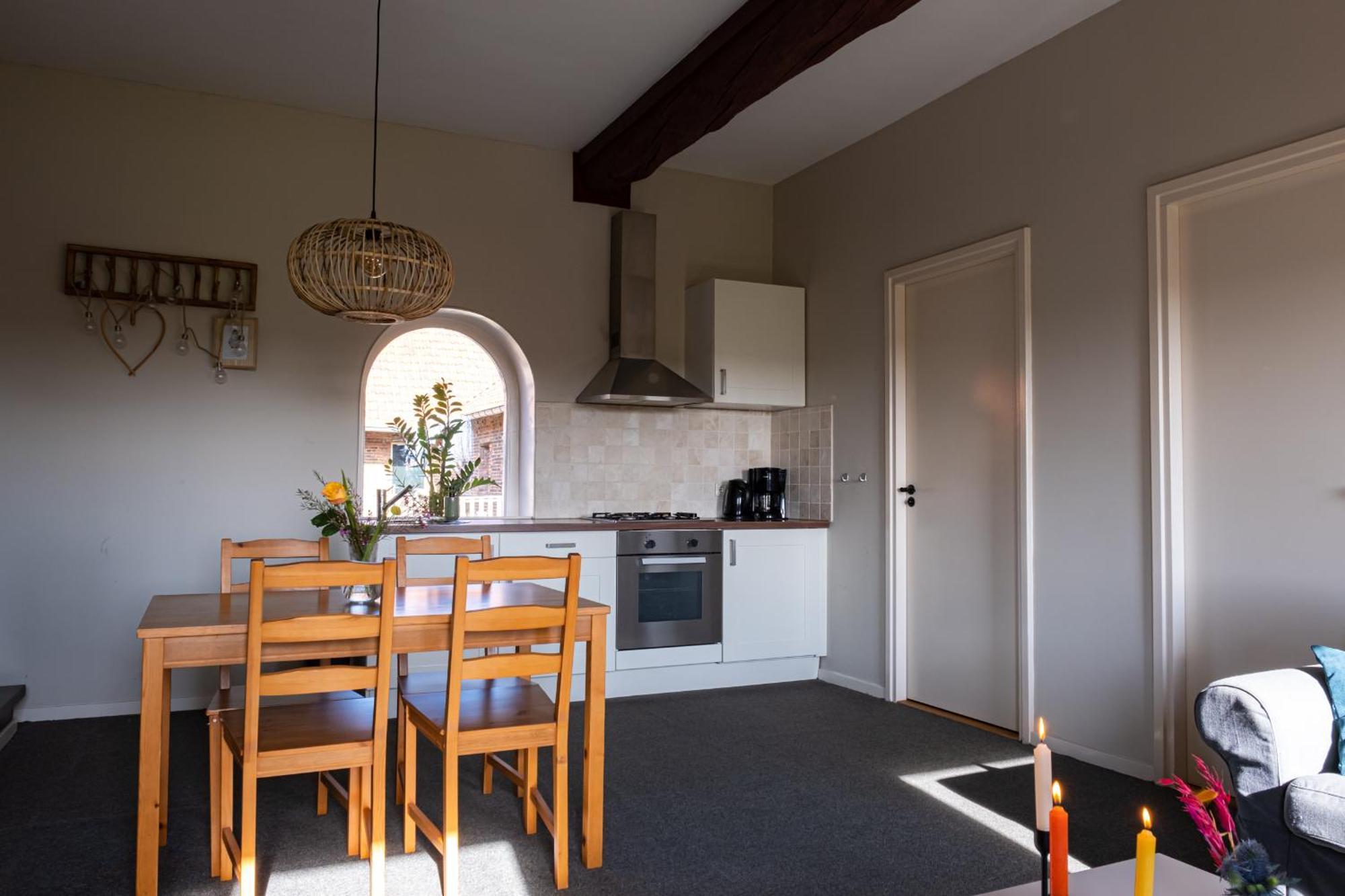 Hoeve De Binnenplaets Schimmert Bilik gambar